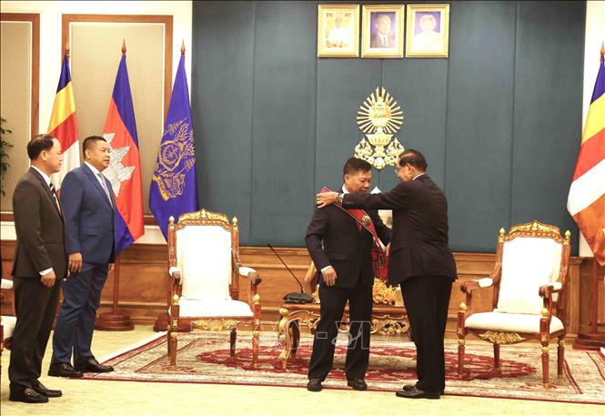 Chủ tịch Thượng viện Campuchia, Chủ tịch Đảng Nhân dân Campuchia (CPP) Samdech Techo Hun Sen trao Huân chương hữu nghị “Sahametrei hạng Moha Sena” cao quý của Hoàng gia Campuchia cho Đại sứ Nguyễn Huy Tăng. Ảnh: Huỳnh Thảo - PV TTXVN tại Campuchia
