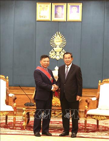 Chủ tịch Thượng viện Campuchia, Chủ tịch Đảng Nhân dân Campuchia (CPP) Samdech Techo Hun Sen (phải) trao Huân chương hữu nghị “Sahametrei hạng Moha Sena” cao quý của Hoàng gia Campuchia cho Đại sứ Nguyễn Huy Tăng. Ảnh: Huỳnh Thảo - PV TTXVN tại Campuchia