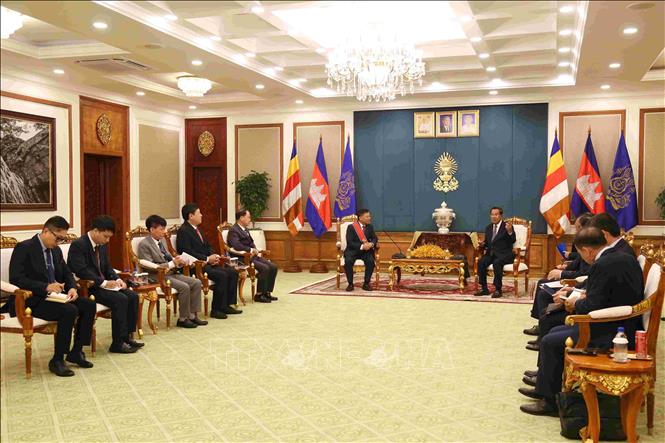 Chủ tịch Thượng viện, Chủ tịch Đảng Nhân dân Campuchia (CPP) Samdech Techo Hun Sen tiếp Đại sứ Việt Nam Nguyễn Huy Tăng đến chào từ biệt. Ảnh: Huỳnh Thảo - PV TTXVN tại Campuchia