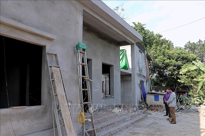 Ngôi nhà đang được xây dựng của hộ gia đình bà Nguyễn Thị Thu, khu Ban Rừng, thị trấn Mãn Đức, huyện Tân Lạc (Hòa Bình). Ảnh: Thanh Hải - TTXVN  