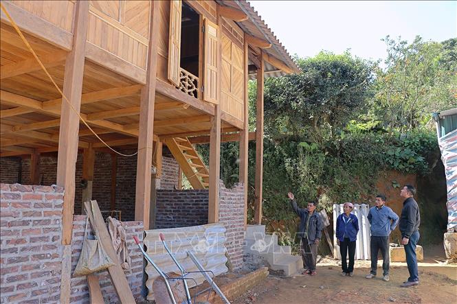 Cán bộ xã Vân Sơn (huyện Tân Lạc, tỉnh Hòa Bình) thường xuyên giám sát việc thực hiện xây dựng nhà mới. Ảnh: Thanh Hải - TTXVN