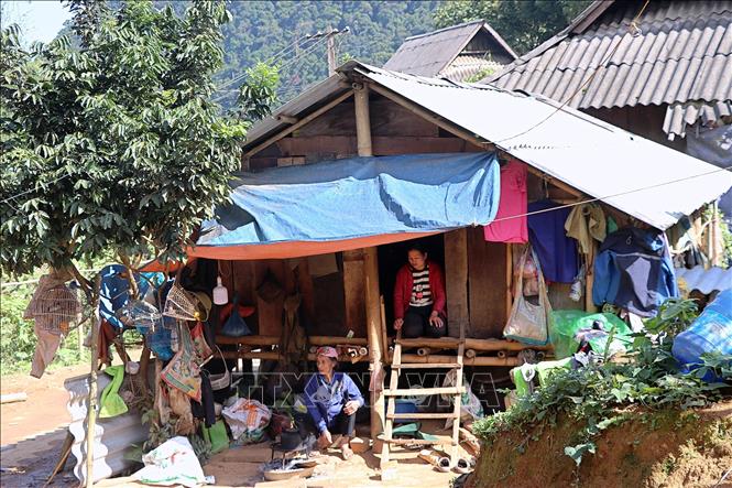 Nhà tạm, nhà dột nát tại xã Vân Sơn (huyện Tân Lạc, tỉnh Hòa Bình). Ảnh: Thanh Hải - TTXVN 