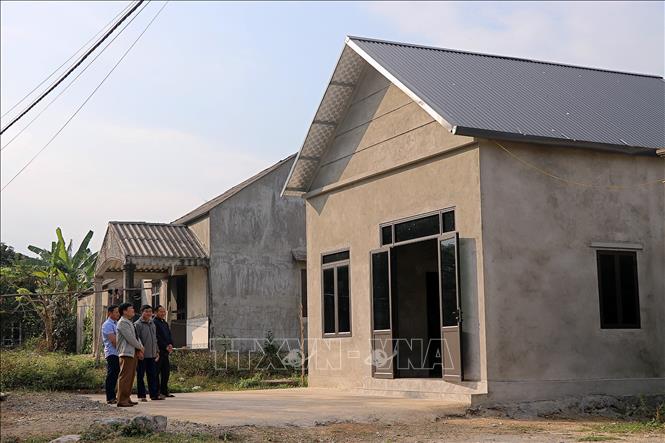 Ngôi nhà mới của hộ gia đình anh Hà Văn Quẩn, khu Văn Đai, thị trấn Mãn Đức, huyện Tân Lạc được xây dựng khang trang. Ảnh: Thanh Hải - TTXVN  