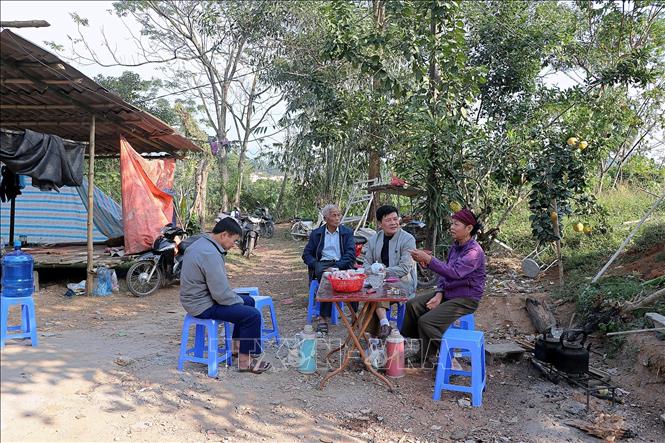 Cán bộ Mặt trận Tổ quốc Việt Nam huyện Tân Lạc thường xuyên đến kiểm tra động viên gia đình xây dựng nhà mới. Ảnh: Thanh Hải - TTXVN  