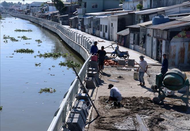 Dự án bờ kè kênh ông Hiển trên địa bàn thành phố Rạch Giá (Kiên Giang) bước vào giai đoạn hoàn thành. Ảnh: Lê Huy Hải - TTXVN
