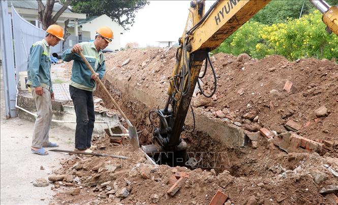 Thi công hệ thống cấp nước trên địa bàn phường Pháo Đài, thành phố Hà Tiên (Kiên Giang). Ảnh:
Lê Huy Hải - TTXVN
