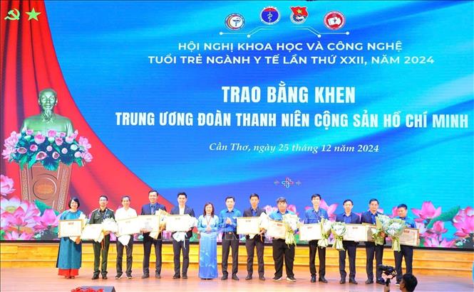 Trao Bằng khen cho 12 tập thể Đoàn Thanh niên các đơn vị tham gia nhiều bài báo cáo tại Hội nghị. Ảnh: Ánh Tuyết - TTXVN