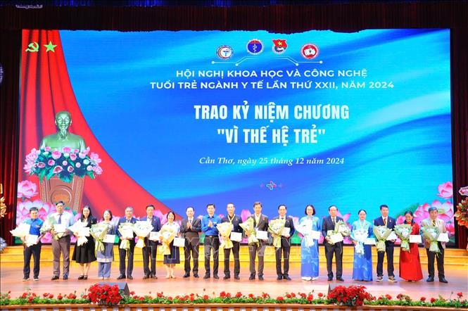 Trao Kỷ niệm chương 