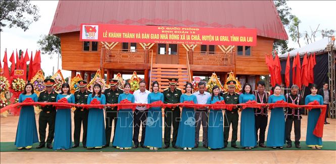 Thượng tướng Võ Minh Lương - Ủy viên Ban Chấp hành Trung ương Đảng, Ủy viên Thường vụ Quân ủy Trung ương, Thứ trưởng Bộ Quốc phòng cắt băng khánh thành Nhà rông văn hoá xã Ia Chiă, huyện Ià Grai, tỉnh Gia Lai. Ảnh: Quang Thái- TTXVN