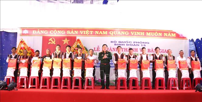 Thượng tướng Võ Minh Lương - Ủy viên Ban Chấp hành Trung ương Đảng, Ủy viên Thường vụ Quân ủy Trung ương, Thứ trưởng Bộ Quốc phòng trao tặng nhiều phần quà tết cho bà con nhân dân có hoàn cảnh khó khăn tại xã Ia Chiă, huyện Ia Grai, tỉnh Gia Lai. Ảnh: Quang Thái- TTXVN