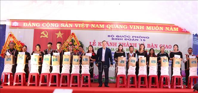 Đồng chí Dương Mah Tiệp – Tỉnh ủy viên, Phó Chủ tịch UBND tỉnh trao tặng nhiều phần quà tết cho bà con nhân dân có hoàn cảnh khó khăn tại xã Ia Chiă, huyện Ia Grai, tỉnh Gia Lai. Ảnh: Quang Thái- TTXVN