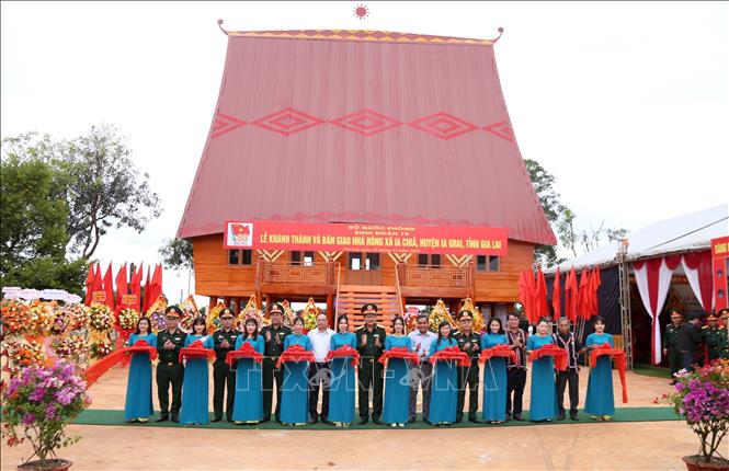 Thượng tướng Võ Minh Lương - Ủy viên Ban Chấp hành Trung ương Đảng, Ủy viên Thường vụ Quân ủy Trung ương, Thứ trưởng Bộ Quốc phòng cắt băng khánh thành Nhà rông văn hoá xã Ia Chiă, huyện Ià Grai, tỉnh Gia Lai. Ảnh: Quang Thái- TTXVN