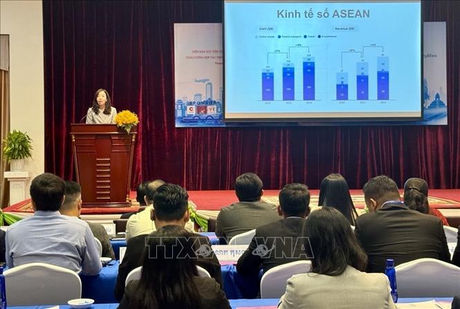 Bà Bùi Thị Thanh Hằng, đại diện Cục Thương mại điện tử và Kinh tế số, Bộ Công Thương trình bày về thực tiễn và chính sách phát triển thương mại điện tử và kinh tế số tại Việt Nam. Ảnh: Hoàng Minh- PV TTXVN tại Campuchia 