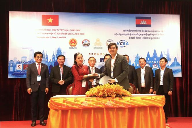 Đại diện các doanh nghiệp Việt Nam và Campuchia ký kết thỏa thuận hợp tác trong khuôn khổ diễn đàn. Ảnh: Hoàng Minh- PV TTXVN tại Campuchia 