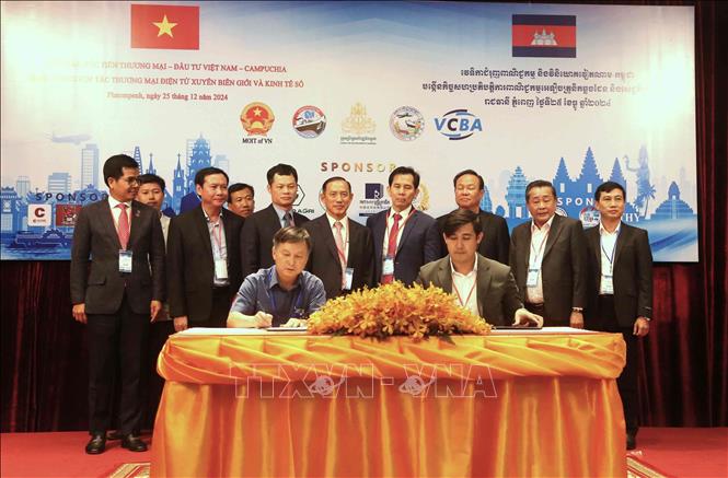 Đại diện các doanh nghiệp Việt Nam và Campuchia ký kết thỏa thuận hợp tác trong khuôn khổ diễn đàn. Ảnh: Hoàng Minh- PV TTXVN tại Campuchia 