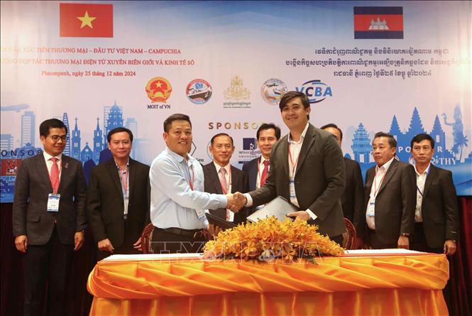 Đại diện các doanh nghiệp Việt Nam và Campuchia ký kết thỏa thuận hợp tác trong khuôn khổ diễn đàn. Ảnh: Hoàng Minh- PV TTXVN tại Campuchia 