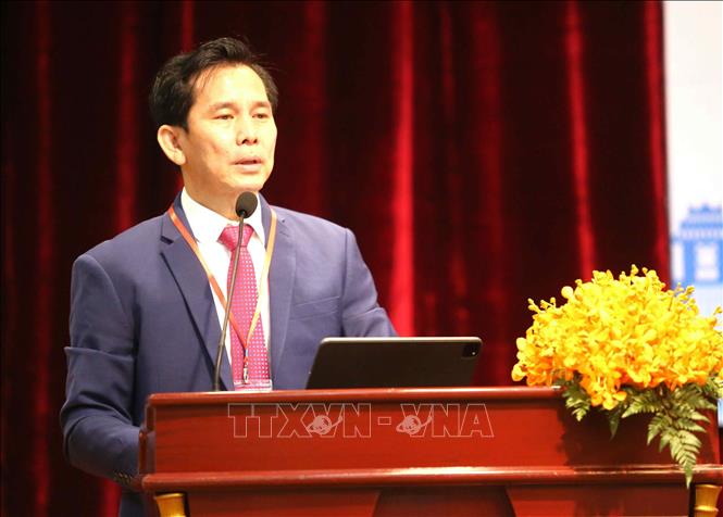 Oknha Tan Monivan, Phó Chủ tịch Phòng Thương mại Campuchia trình bày tham luận về tình hình phát triển thương mại điện tử và kinh tế số tại Campuchia. Ảnh: Hoàng Minh- PV TTXVN tại Campuchia 