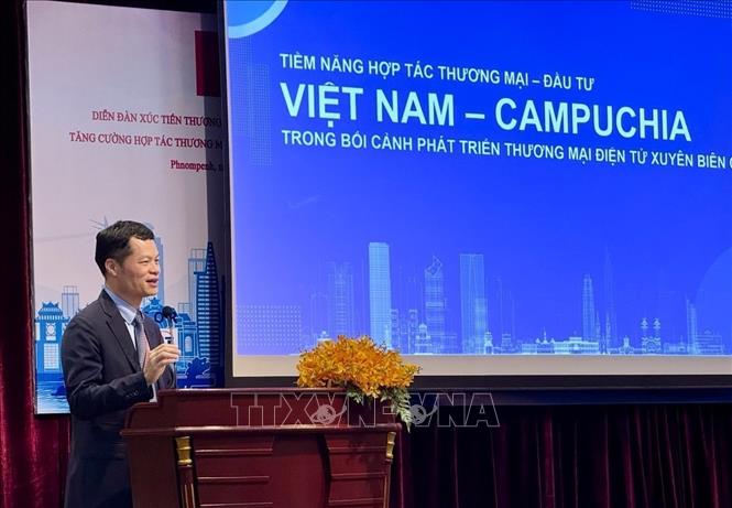 Ông Đỗ Quốc Hưng, Vụ trưởng Vụ Thị trường châu Á-châu Phi, Bộ Công Thương Việt Nam phát biểu về tiềm năng hợp tác thương mại, đầu tư Việt Nam- Campuchia. Ảnh: Hoàng Minh- PV TTXVN tại Campuchia 