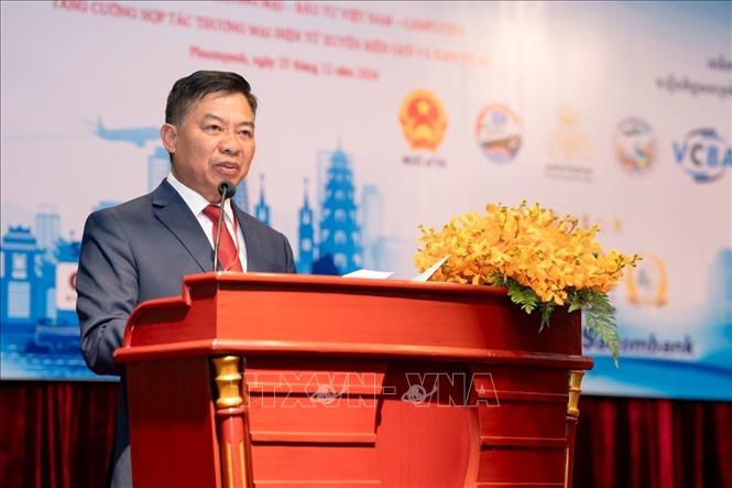 Đại sứ Nguyễn Huy Tăng phát biểu chào mừng tại diễn đàn. Ảnh: AKP/TTXVN phát 
