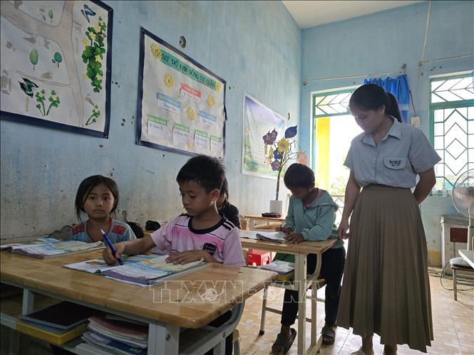 Con em của những cư dân Lào nhập tịch sinh sống ở tỉnh Kon Tum được đến trường học hành, hưởng những chính sách hỗ trợ do Đảng, Nhà nước mang lại. Ảnh: Khoa Chương - TTXVN