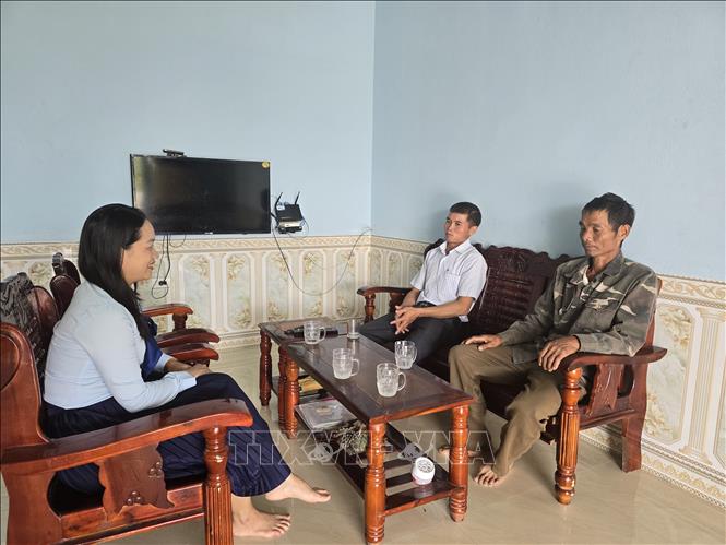 Các hộ gia đình người Lào nhập tịch vào Việt Nam sinh sống tại làng Măng Rao (xã Đăk Pék, huyện Đăk Glei) được hưởng nhiều chính sách hỗ trợ của Đảng, Nhà nước về phát triển kinh tế. Ảnh: Khoa Chương - TTXVN