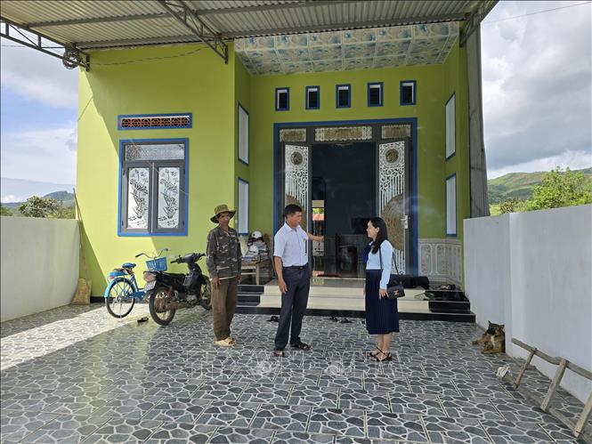 Ngôi nhà khang trang của hộ gia đình người Lào nhập tịch vào Việt Nam sinh sống tại làng Măng Rao (xã Đăk Pék, huyện Đăk Glei). Ảnh: Khoa Chương - TTXVN 