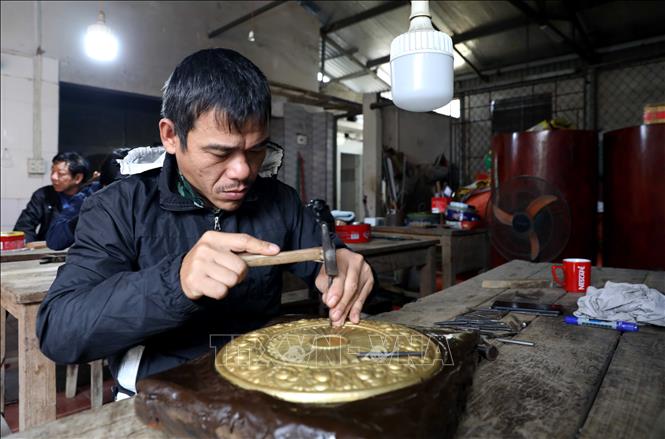 Xã Hồng Thái hiện có gần 160 tổ sản xuất làm nghề chạm bạc, tạo việc làm ổn định cho hơn 2.000 lao động. Ảnh: Thế Duyệt – TTXVN