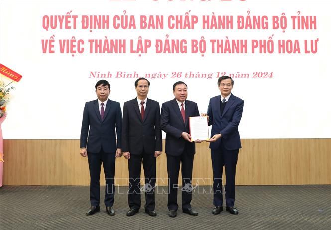 Đồng chí Đoàn Minh Huấn, Ủy viên Trung ương Đảng, Bí thư Tỉnh ủy Ninh Bình trao Quyết định thành lập Đảng bộ thành phố Hoa Lư. Ảnh: Đức Phương - TTXVN
