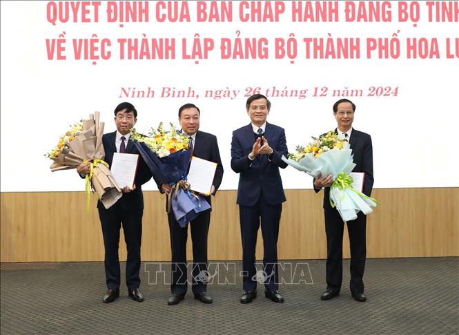 Đồng chí Đoàn Minh Huấn, Ủy viên Trung ương Đảng, Bí thư Tỉnh ủy Ninh Bình trao Quyết định và chúc mừng các đồng chí được chỉ định giữ các chức vụ Bí thư, Phó Bí thư Thành ủy Hoa Lư nhiệm kỳ 2020 - 2025. Ảnh: Đức Phương - TTXVN