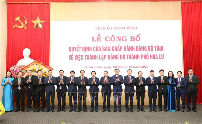 Thường trực Tỉnh ủy Ninh Bình chụp ảnh lưu niệm cùng Ban Thường vụ Thành ủy Hoa Lư nhiệm kỳ 2020 - 2025. Ảnh: Đức Phương - TTXVN