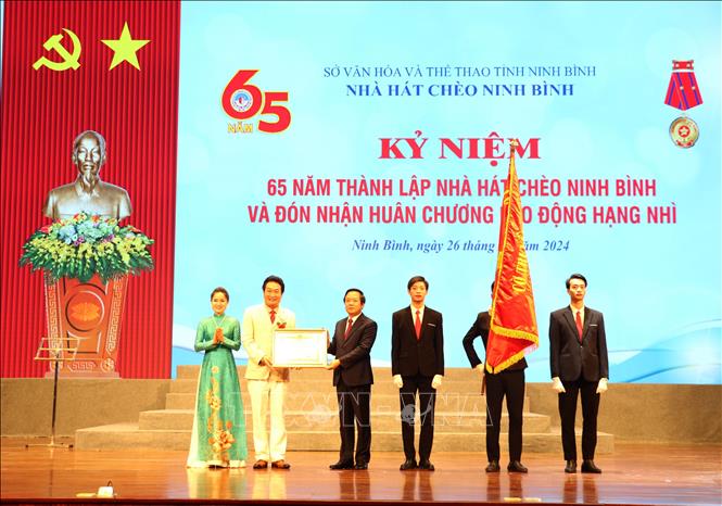 Thừa ủy quyền của Chủ tịch nước, ông Phạm Quang Ngọc (thứ 3, trái), Chủ tịch UBND tỉnh Ninh Bình trao tặng Huân chương Lao động hạng Nhì cho Nhà hát Chèo Ninh Bình. Ảnh: Thùy Dung - TTXVN