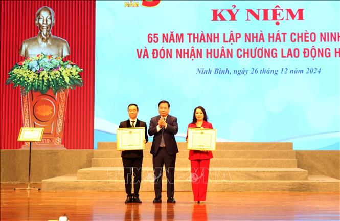 Ông Tống Quang Thìn, Phó Chủ tịch Thường trực UBND tỉnh Ninh Bình, trao Bằng khen của UBND tỉnh Ninh Bình cho 2 tập thể có thành tích xuất sắc. Ảnh: Thùy Dung - TTXVN