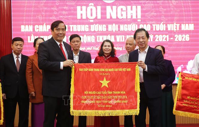 Ban tổ chức trao Cờ cho các đơn vị dẫn đầu cụm, khối thi đua trong phong trào “Tuổi cao - Gương sáng” năm 2024. Ảnh: Tường Vi - TTXVN