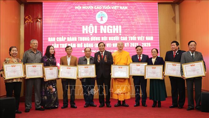 Ban tổ chức trao Bằng khen cho các cá nhân có thành tích xuất sắc trong năm 2024. Ảnh: Tường Vi - TTXVN. 
