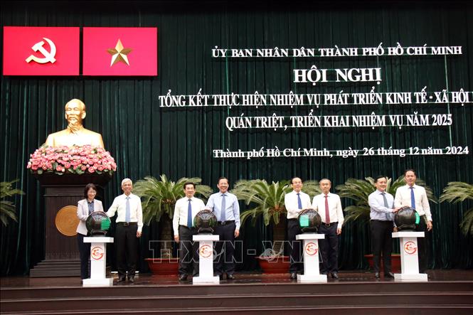 Các đại biểu thực hiện nghi thức ra mắt phiên bản mới của Công thông tin điện tử Thành phố Hồ Chí Minh. Ảnh: Tiến Lực - TTXVN