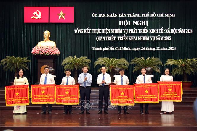 Trao Cờ thi đua Chính phủ cho các tập thể xuất sắc của Thành phố Hồ Chí Minh. Ảnh: Tiến Lực - TTXVN