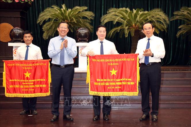 Trao Cờ thi đua Chính phủ cho các tập thể xuất sắc của Thành phố Hồ Chí Minh. Ảnh: Tiến Lực - TTXVN