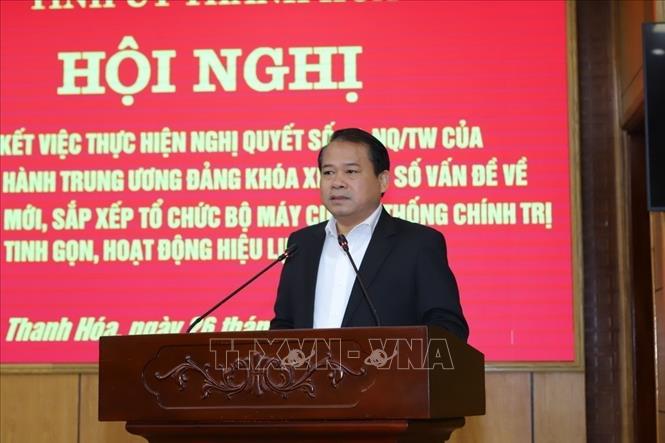 Trưởng Ban Tổ chức Tỉnh ủy Nguyễn Văn Hùng trình bày Quy định về việc bố trí cán bộ lãnh đạo quản lý ở các đơn vị thuộc diện sắp xếp. Ảnh: TTXVN phát 