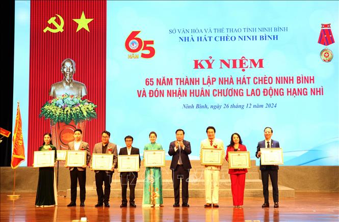 Ông Tống Quang Thìn, Phó Chủ tịch Thường trực UBND tỉnh Ninh Bình, trao Bằng khen của Chủ tịch UBND tỉnh Ninh Bình cho 8 cá nhân có thành tích xuất sắc. Ảnh: Thùy Dung - TTXVN