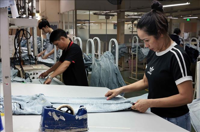 Công ty TNHH Việt Thắng JEAN mỗi năm xuất khẩu hàng triệu sản phẩm sang thị trường EU, Mỹ, Nhật Bản, Hàn Quốc. Ảnh: Trần Việt - TTXVN