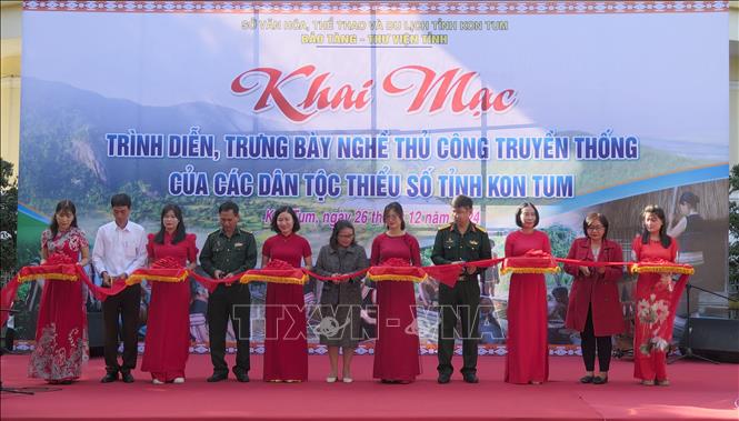 Các đại biểu cắt băng khai mạc chương trình. Ảnh: Dư Toán – TTXVN