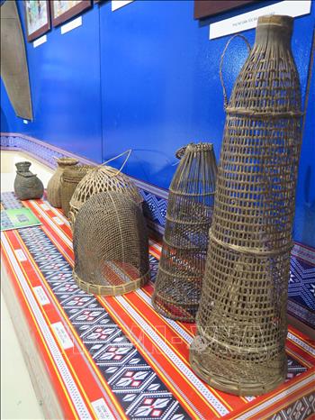 Thành phẩm nghề đan lát được trưng bày. Ảnh: Dư Toán – TTXVN