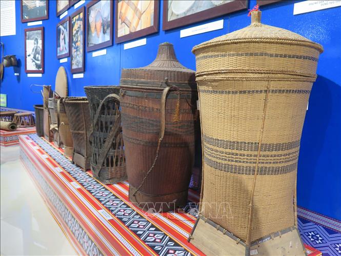 Thành phẩm nghề đan lát được trưng bày. Ảnh: Dư Toán – TTXVN