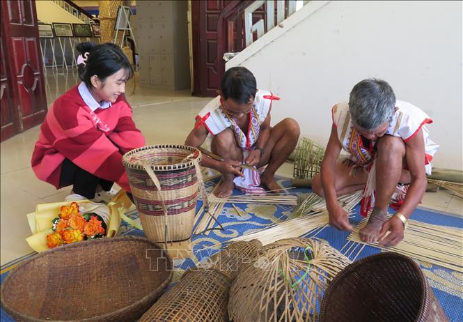 Các nghệ nhân trình diễn nghề đan lát của người Rơ Măm. Ảnh: Dư Toán – TTXVN