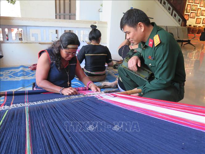 Các nghệ nhân trình diễn nghề dệt thổ cẩm của người Bahnar và người J’Rai. Ảnh: Dư Toán – TTXVN