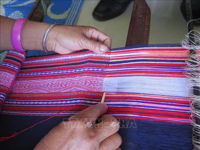Các nghệ nhân trình diễn nghề dệt thổ cẩm của người Bahnar và người J’Rai. Ảnh: Dư Toán – TTXVN