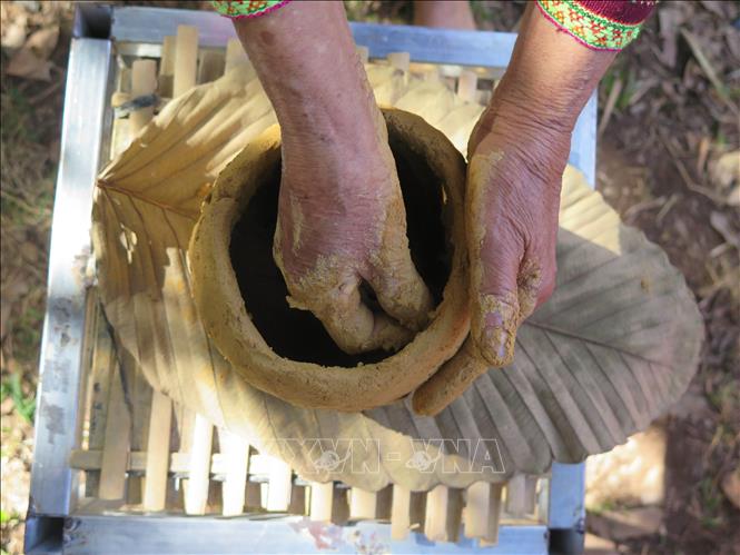 Trình diễn nghề làm gốm của người Bahnar. Ảnh: Dư Toán – TTXVN