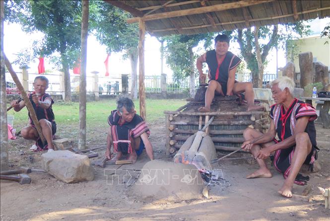 Các nghệ nhân người Sơ Đ’Rá (một nhánh của dân tộc Xơ Đăng) trình diễn nghề rèn. Ảnh: Dư Toán – TTXVN