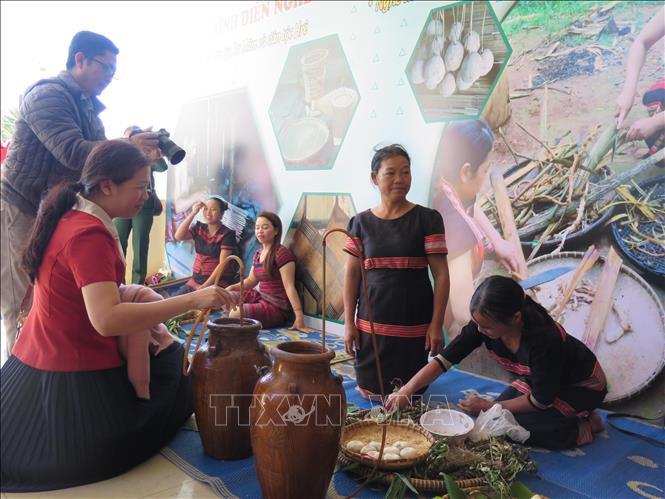 Các nghệ nhân trình diễn nghề nấu rượu cần của người Gié – Triêng. Ảnh: Dư Toán – TTXVN
