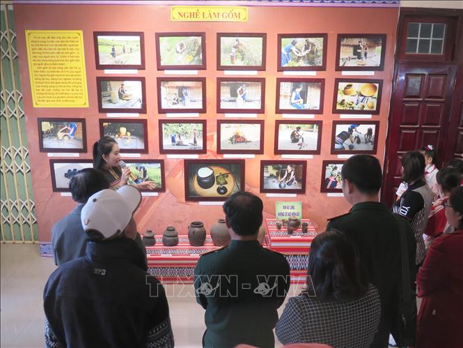 Đông đảo đại biểu tham quan khu trưng bày thành phẩm nghề truyền thống. Ảnh: Dư Toán – TTXVN